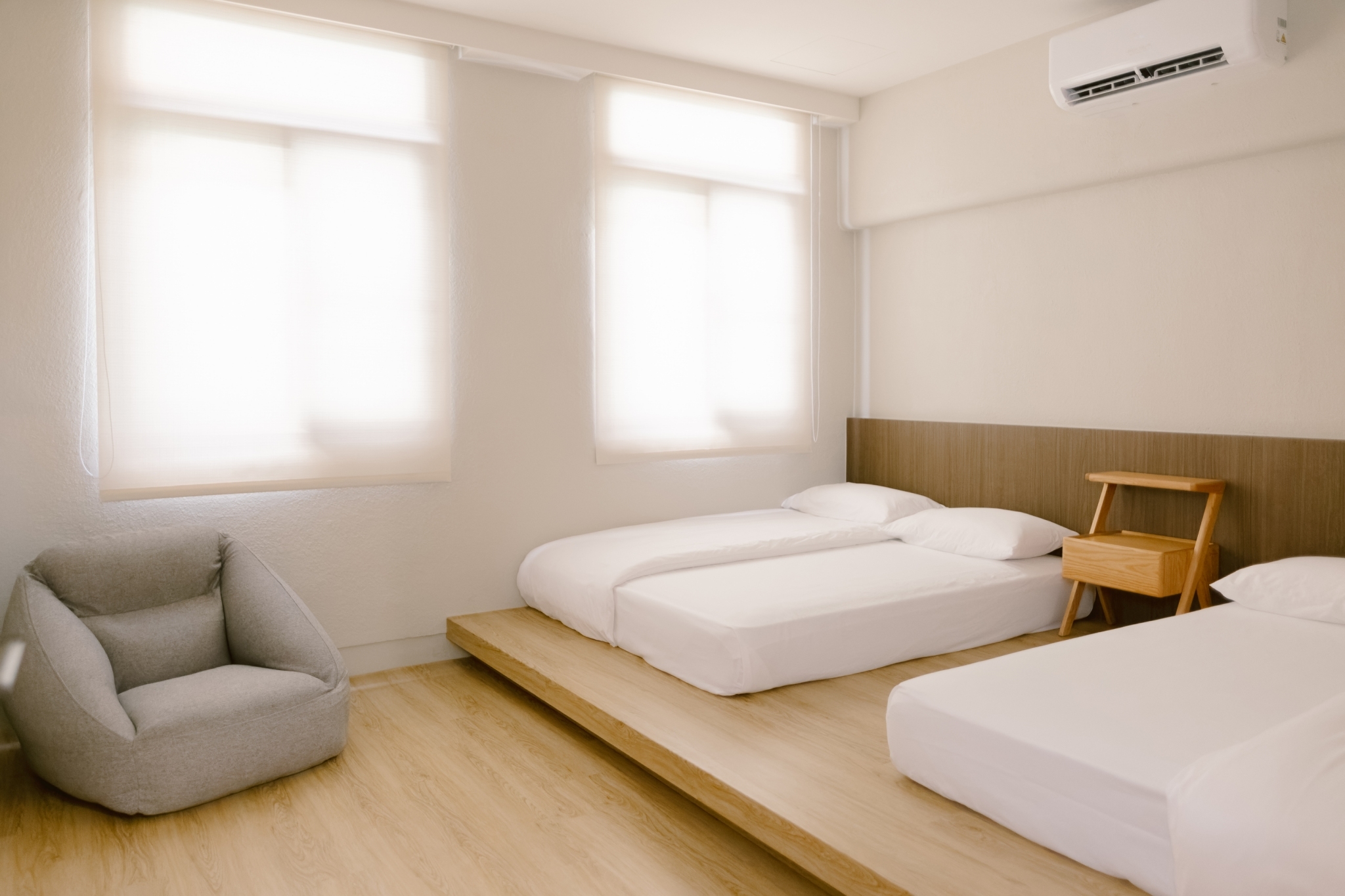 臥室，平台式地板床，自然採光