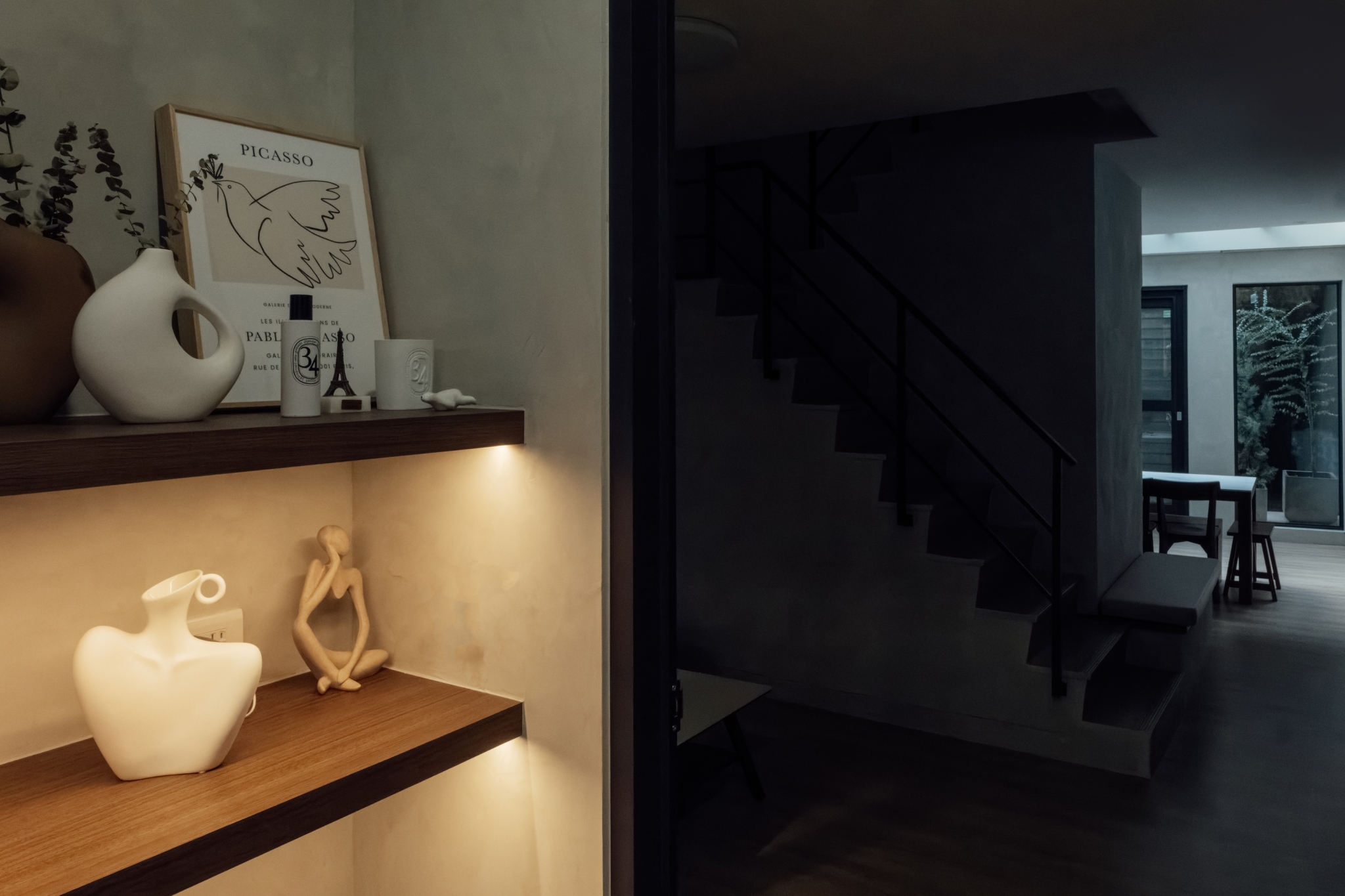 室內層架，Picasso版畫與白色陶瓷